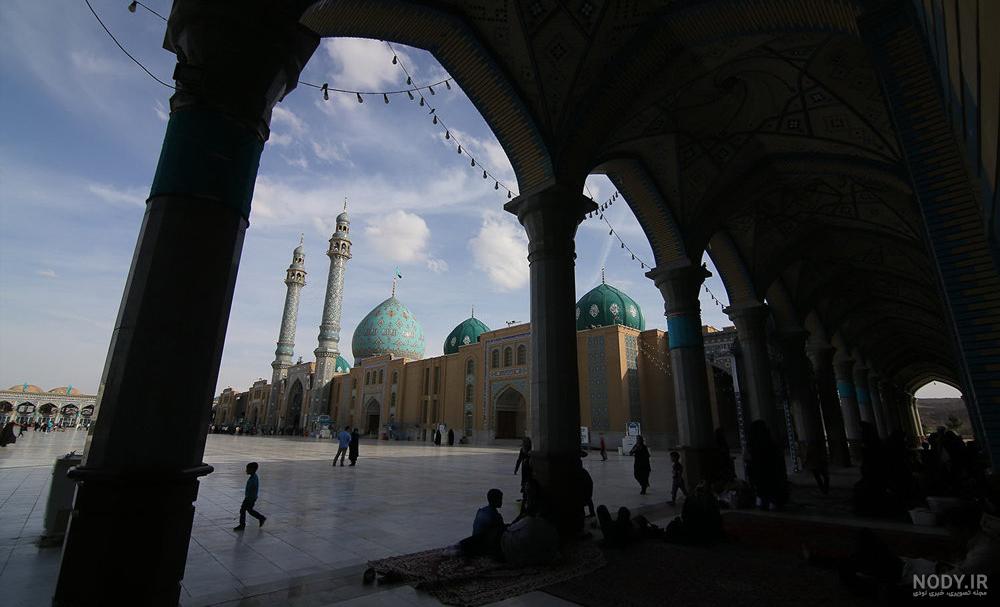 عکس جمکران با گل نرگس