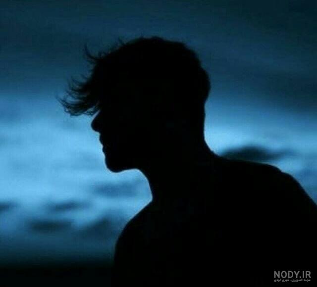 عکس مرد تنها در شب