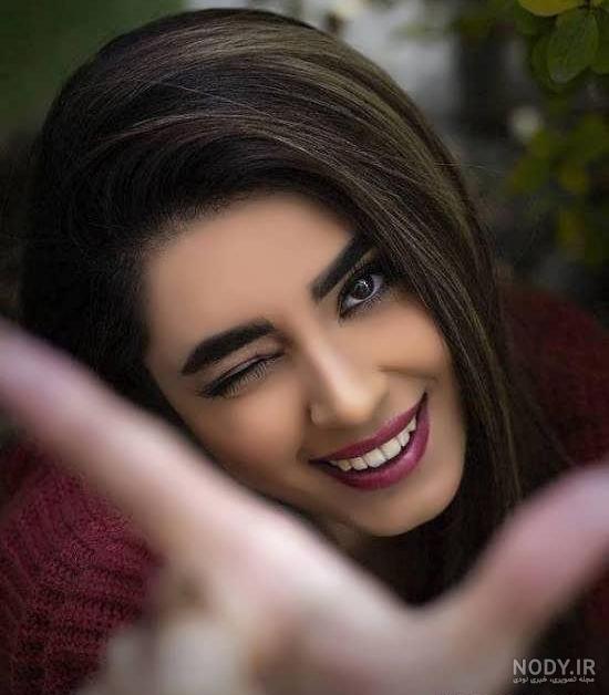 ژست عکس دختر زیبا برای پروفایل