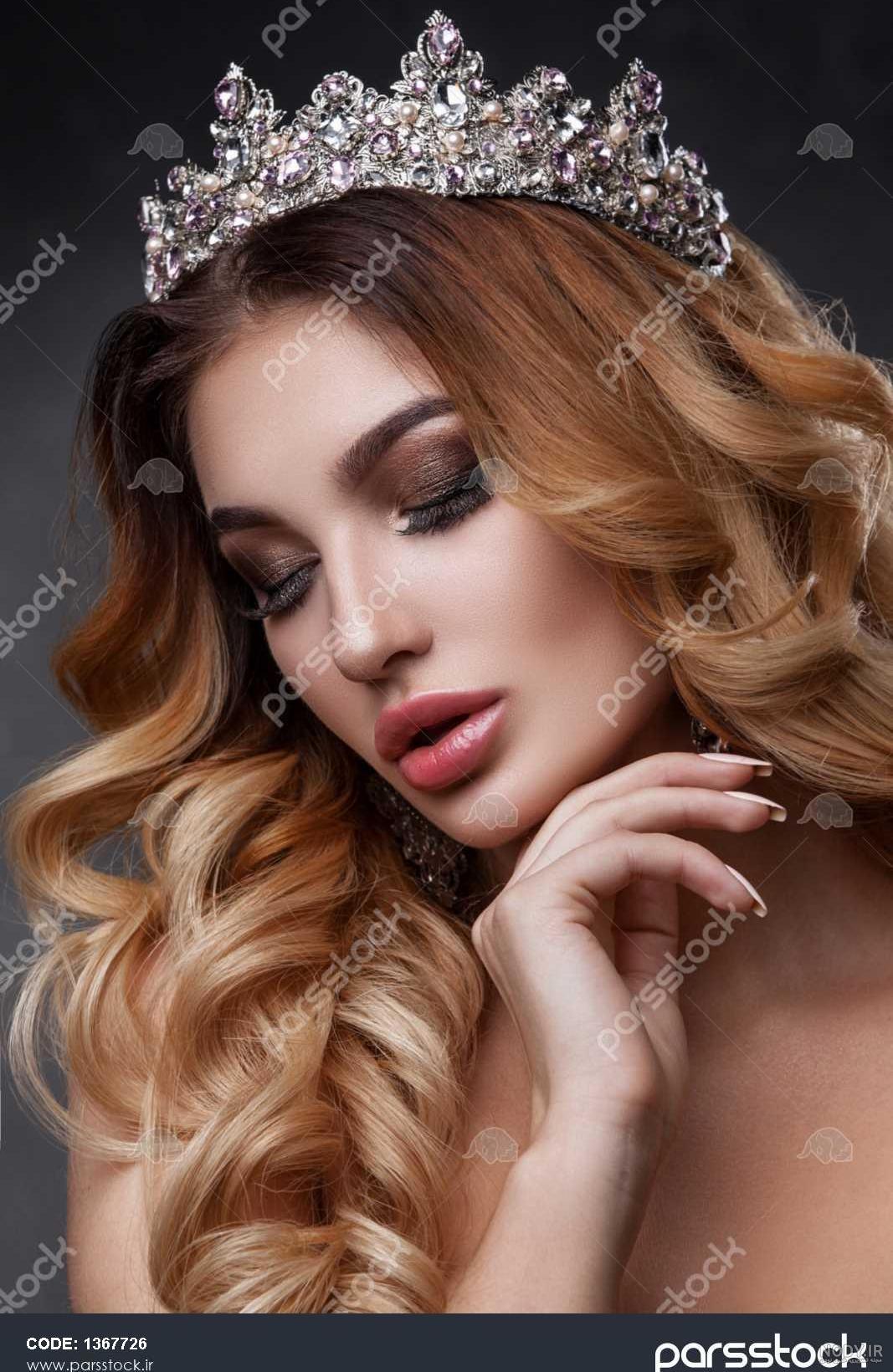 عکس تاج گل روی سر عکس تاج گل روی سر