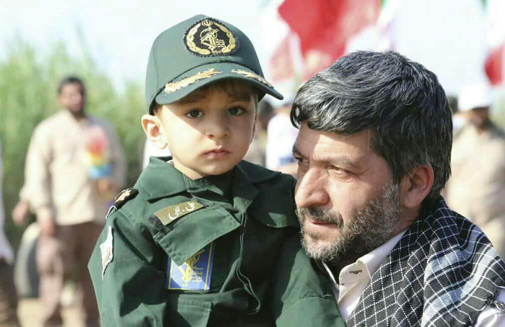 فرزند شهید حججی در منزل سردار سلیمانی فرزند شهید حججی در منزل سردار سلیمانی