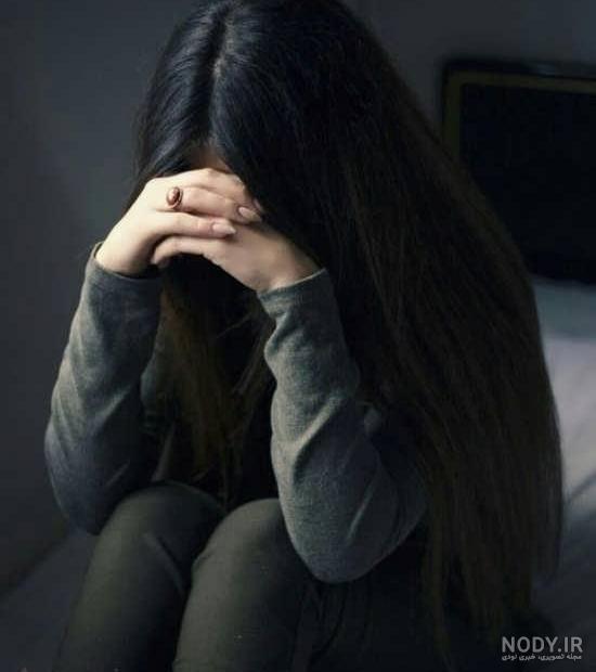 عکس دختر غمگین کنار دریا