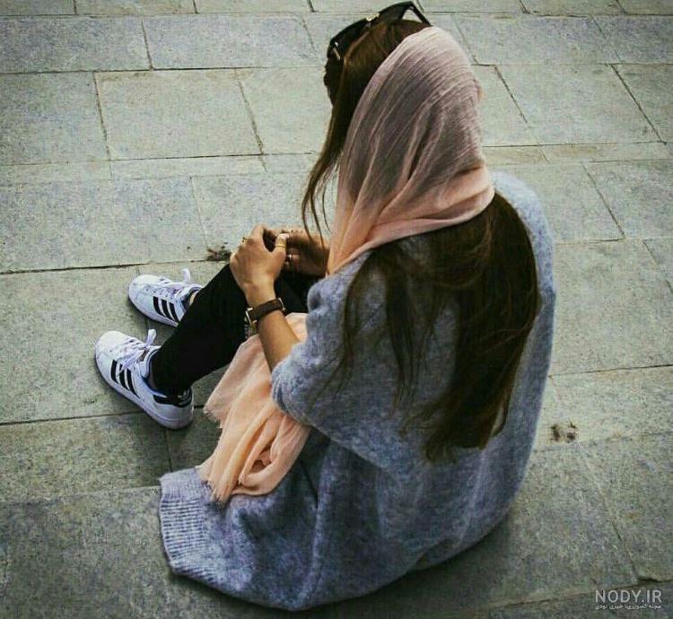 عکس نشسته غمگین