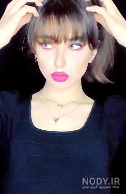 نیکا فلاحی با موهای چتری سبز