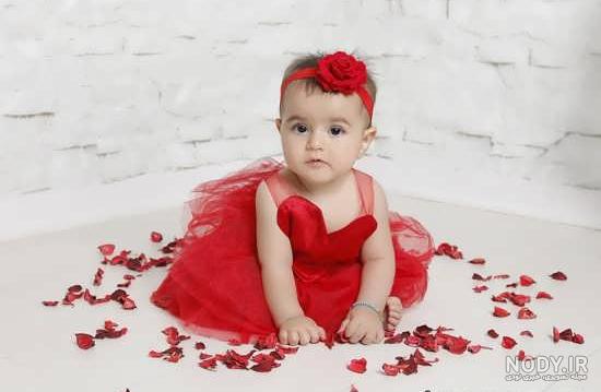 ژست عکس دختر بچه در منزل