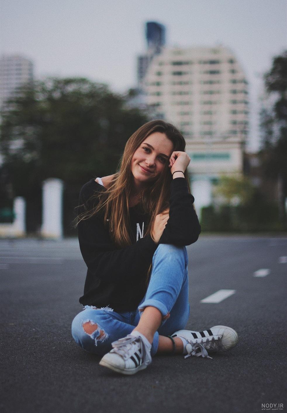 ژست عکس اسپرت فضای باز