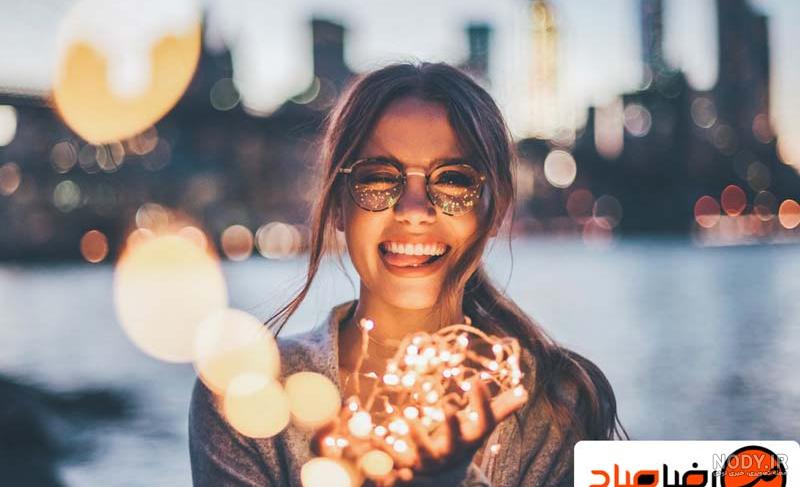 ژست عکاسی با ریسه نوری ژست عکاسی با ریسه نوری