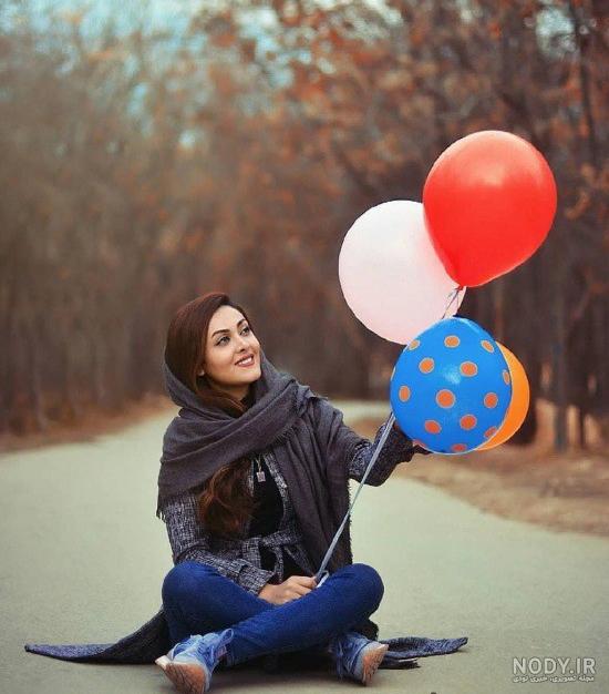 ژست عکس با بادکنک در طبیعت