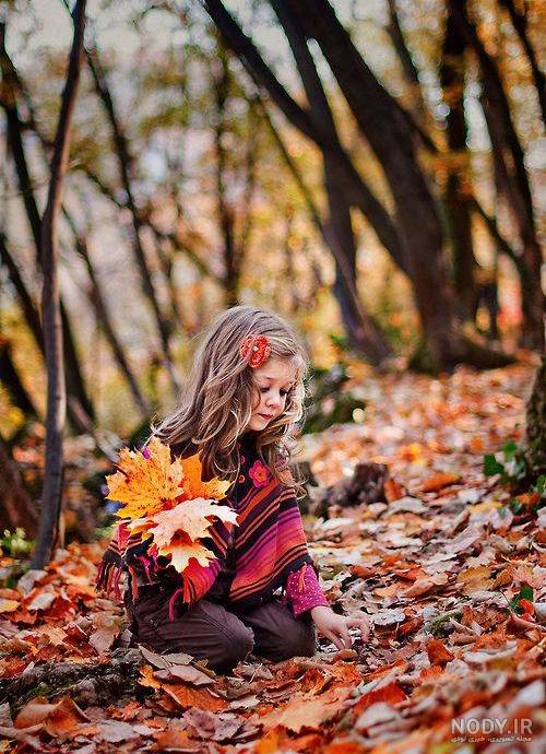 ژست عکس دختر بچه در منزل