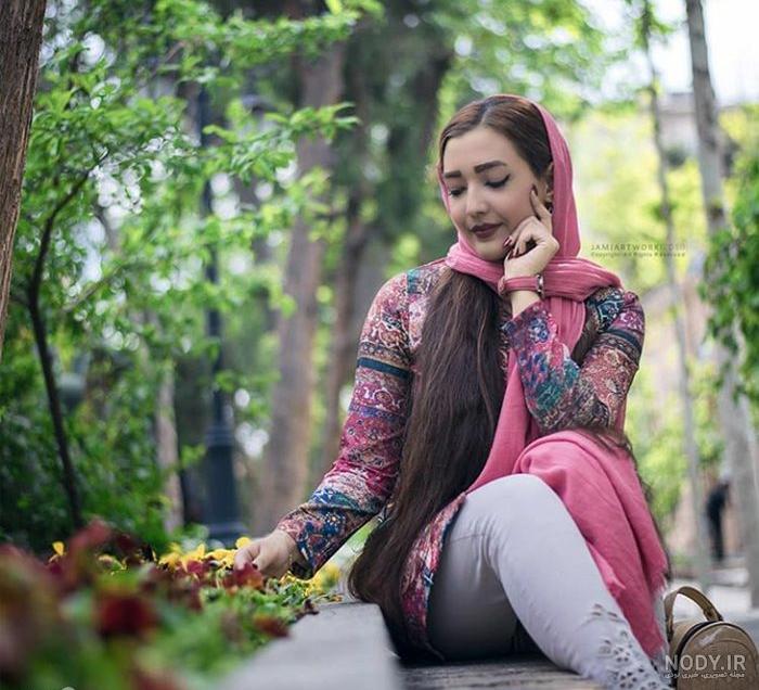 ژست عکس دخترانه تکی در خانه