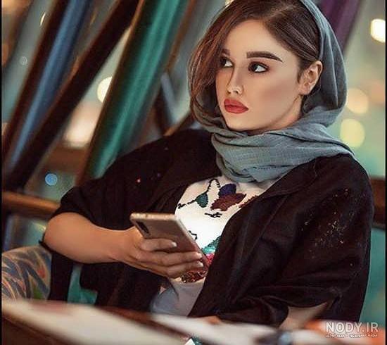 ژست عکس در کافه