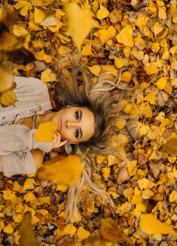ژست عکس پاییزی در جنگل