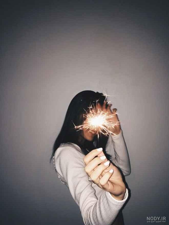 ژست عکاسی دخترانه در باغ