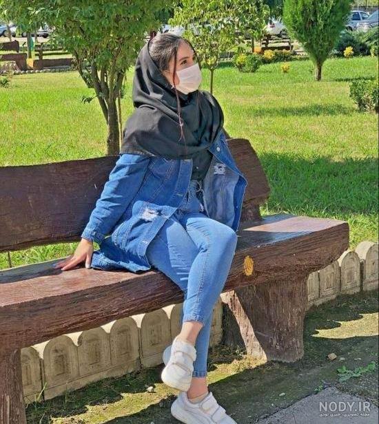 ژست عکس روی نیمکت پارک