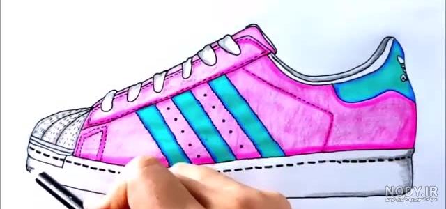 نقاشی کفش روی کاغذ