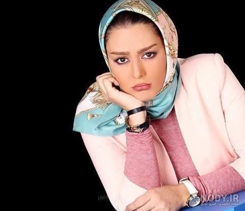 ژست عکس اسپرت دخترانه در آتلیه