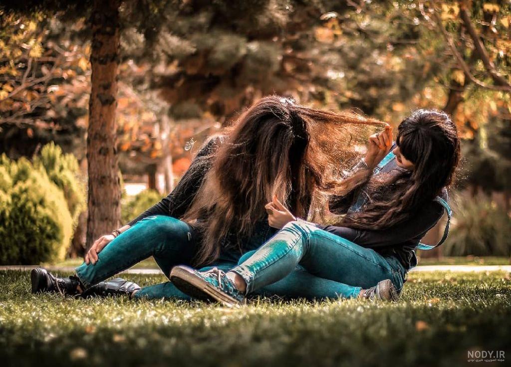 ژست عکس دوستانه دخترانه در خانه ژست عکس دوستانه دخترانه در خانه
