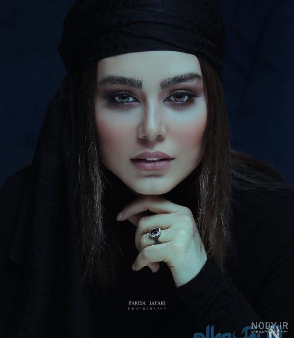 ژست عکس دخترانه در آتلیه با لباس مجلسی
