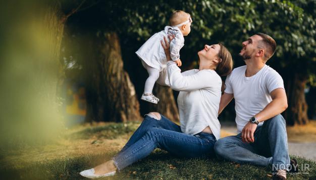 ژست عکس خانوادگی سه نفره در آتلیه