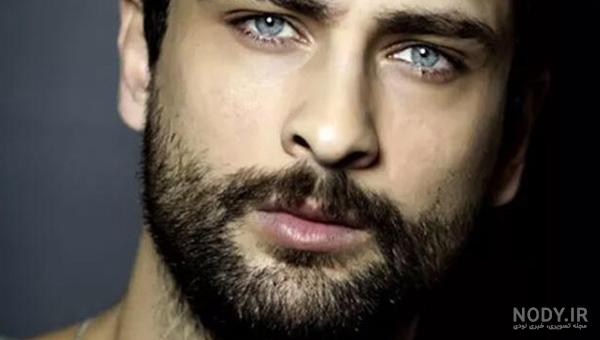 پسر چشم آبی مو مشکی پسر چشم آبی مو مشکی