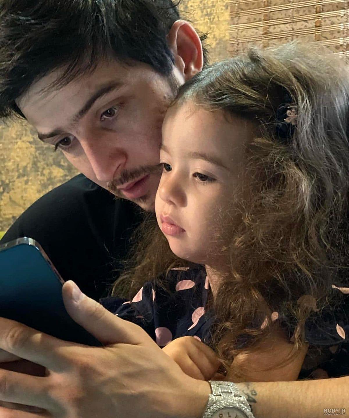 عکس سردار آزمون و همسرش در استخر