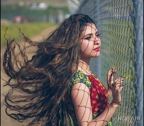 عکس دختری با موهای پریشان در باد