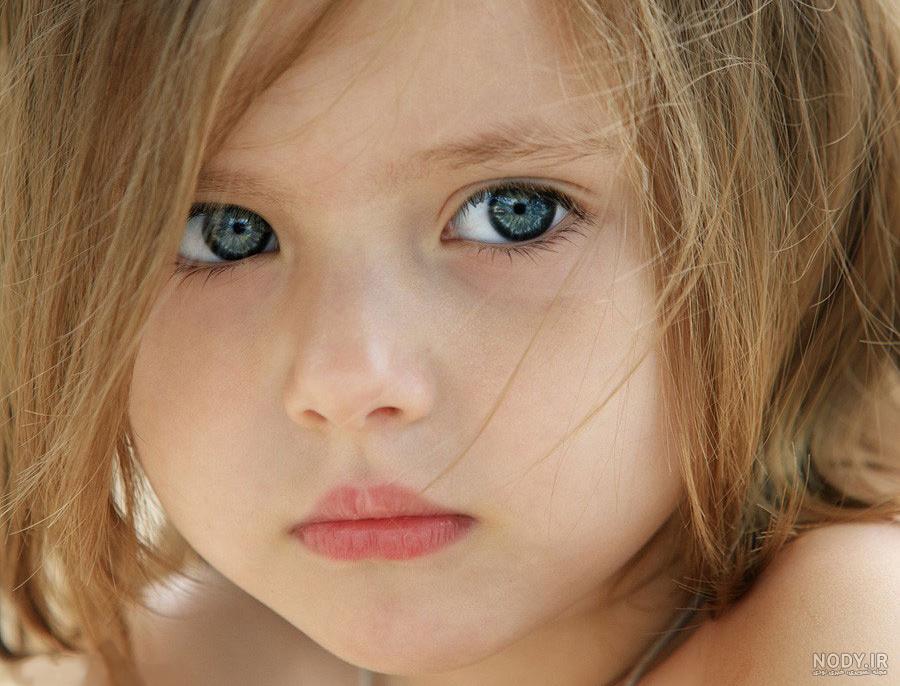 دختر چشم آبی با موهای مشکی