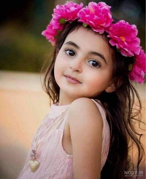 عکس دختر کوچولو زیبا با برگ های پاییز