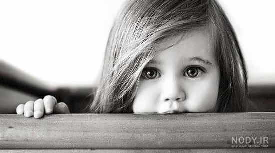 عکس دختر بچه غمگین سیاه و سفید