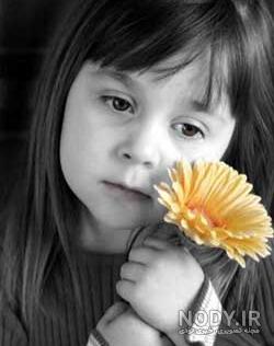 عکس دختر بچه غمگین سیاه و سفید