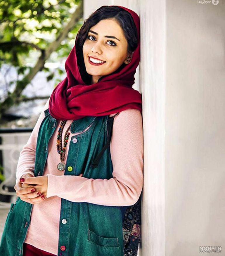 ژست عکاسی روی نیمکت پارک ژست عکاسی روی نیمکت پارک