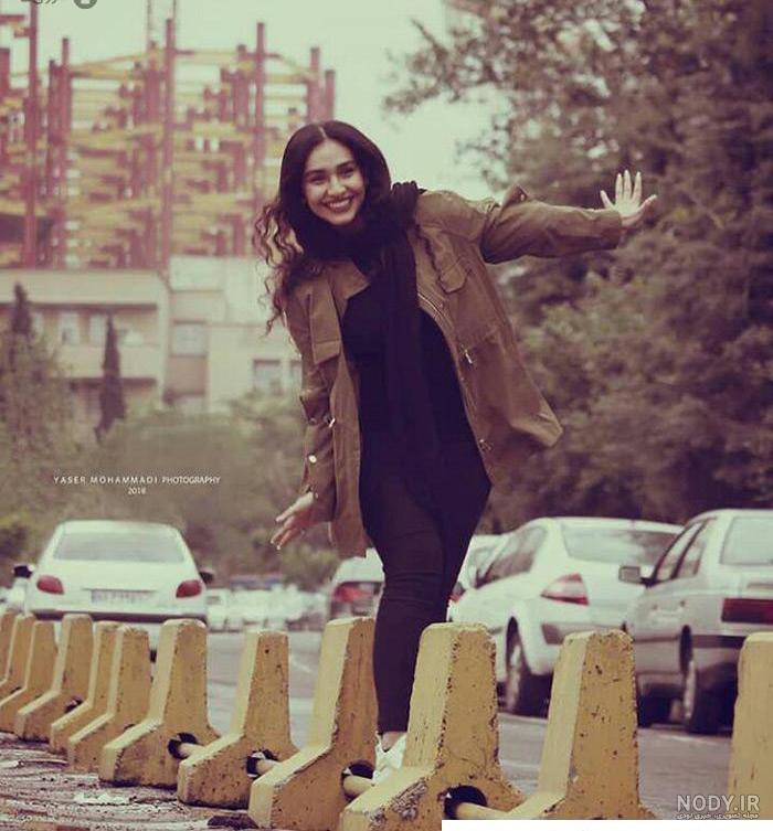 ژست عکس روی صندلی
