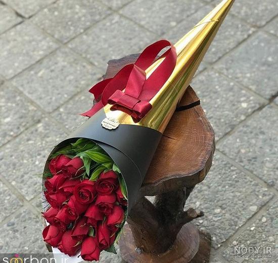 عکس گل در دست دختر برای پروفایل