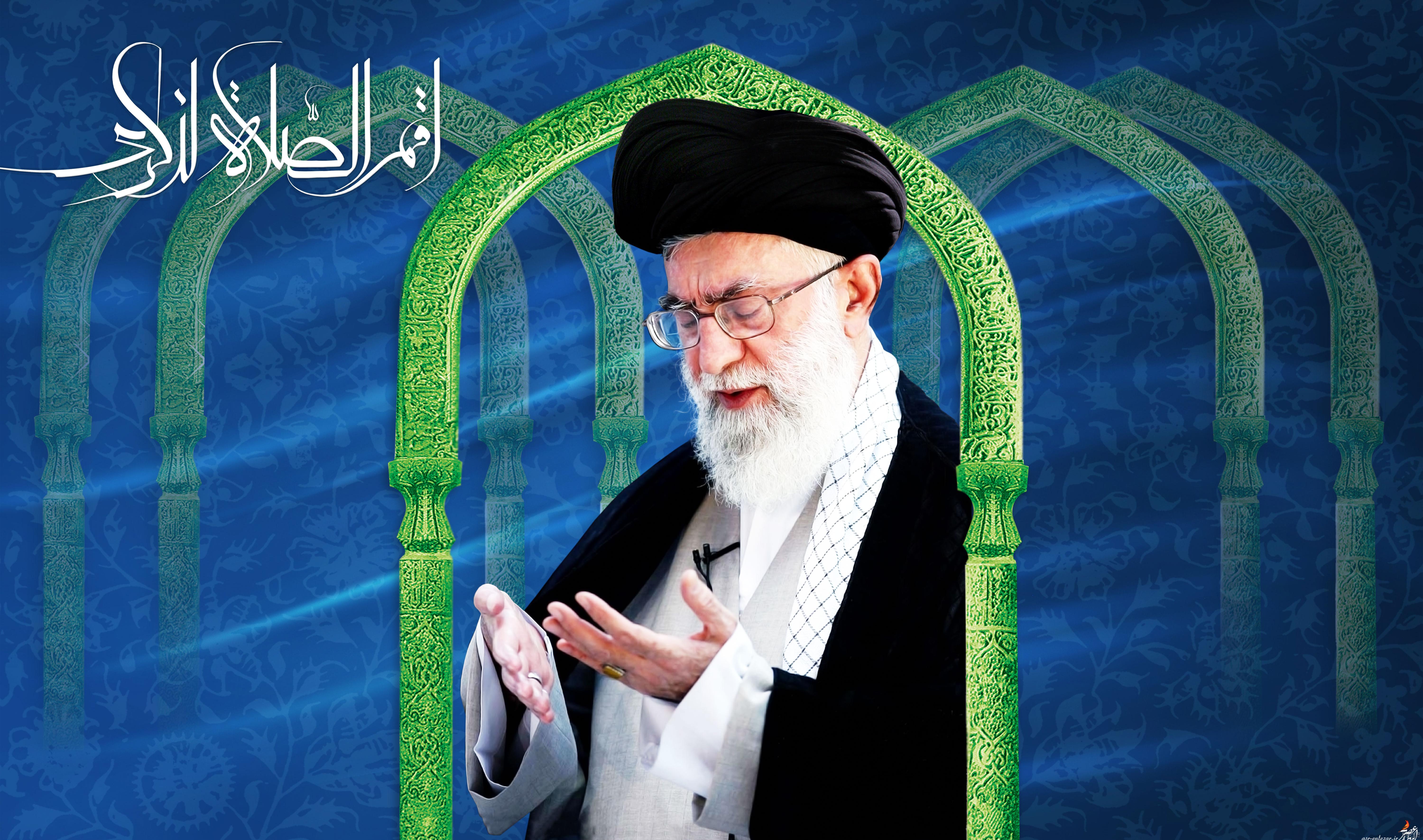 عکس رهبر در نماز