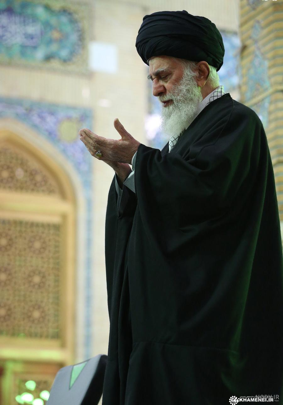 عکس نماز رهبر بر سردار سلیمانی