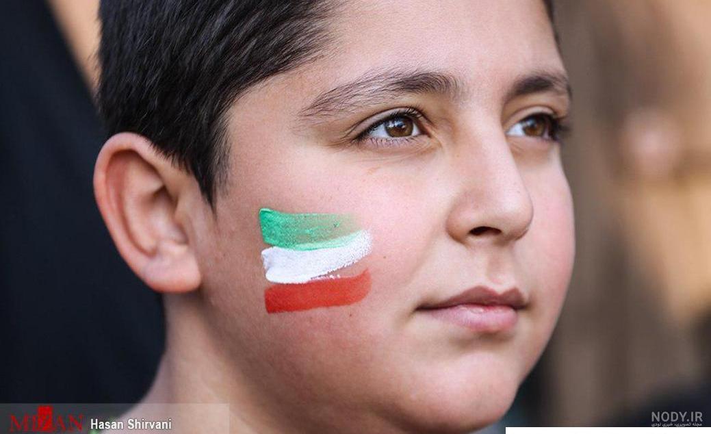 عکس پرچم ایران به صورت عمودی عکس پرچم ایران به صورت عمودی
