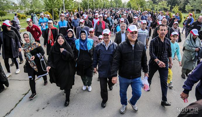 عکس از پیاده روی خانوادگی