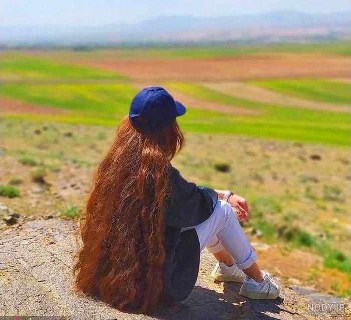 عکس دختر تنها زیر درخت