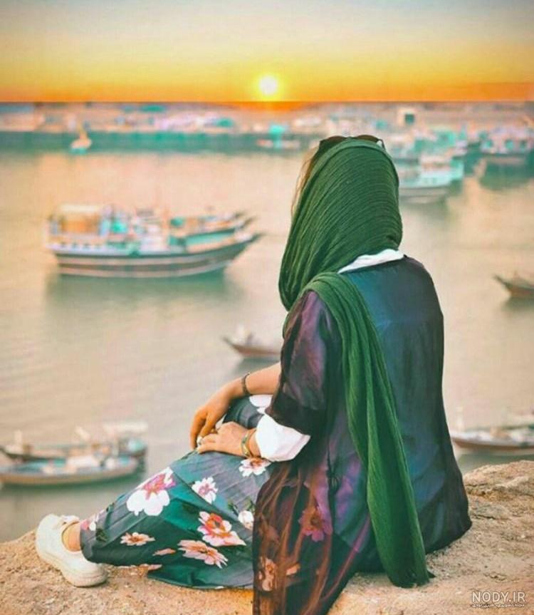 عکس دختر از پشت سر با شال طبیعی عکس دختر از پشت سر با شال طبیعی