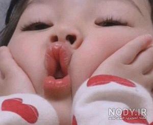 عکس دختر بچه در حال ارایش