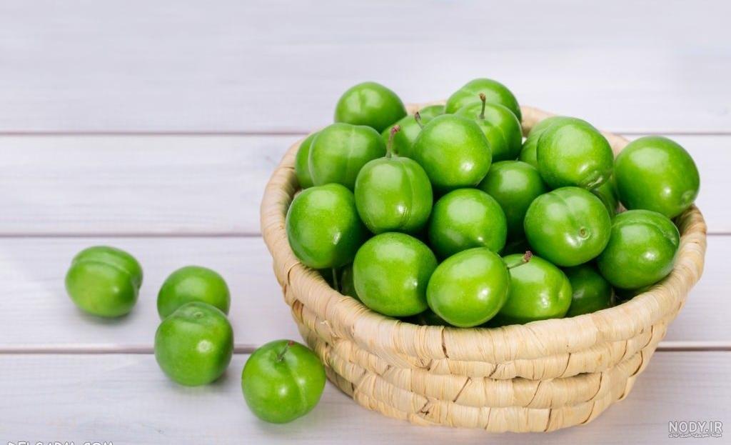 عکس آلوچه سبز با نمک عکس آلوچه سبز با نمک