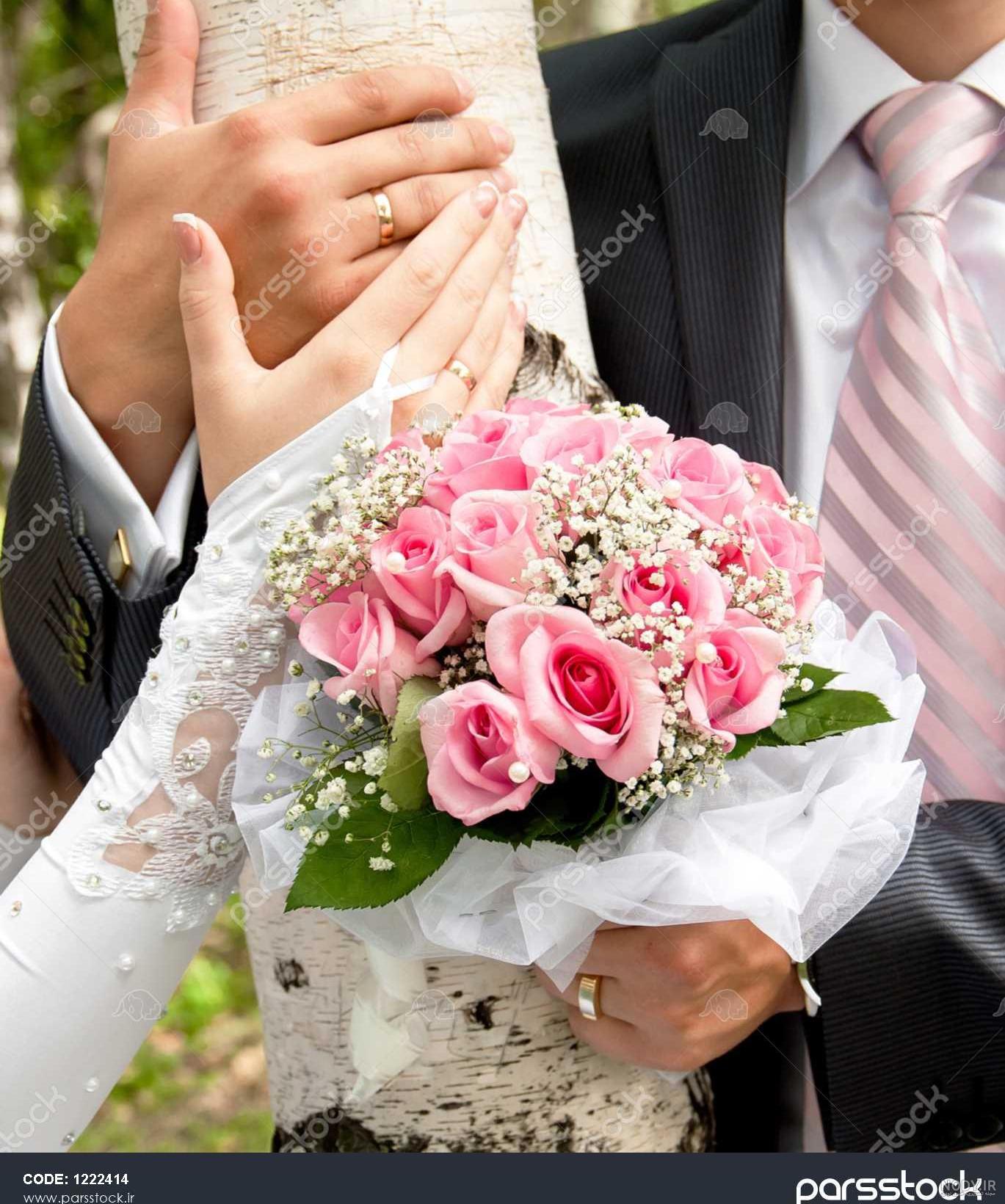 عکس دست عروس و داماد با دسته گل