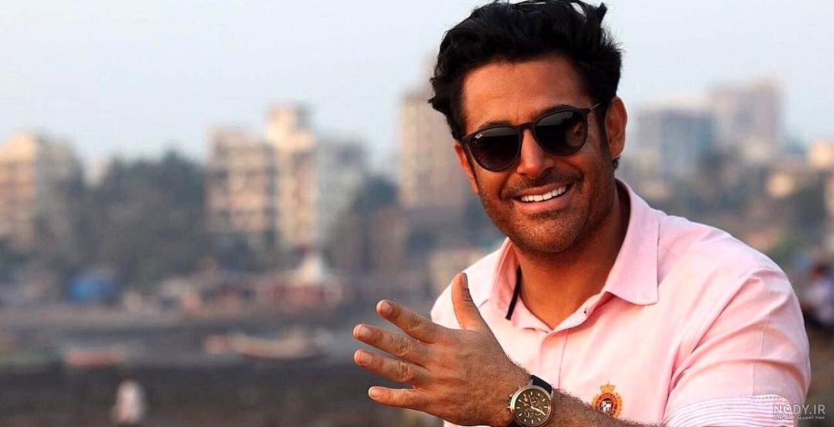 عکس محمد رضا گلزار و هوادارانش