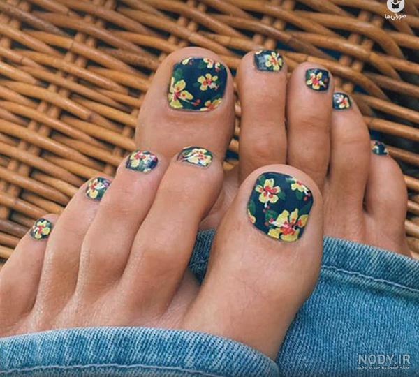 طراحی ناخن پا با لاک قرمز