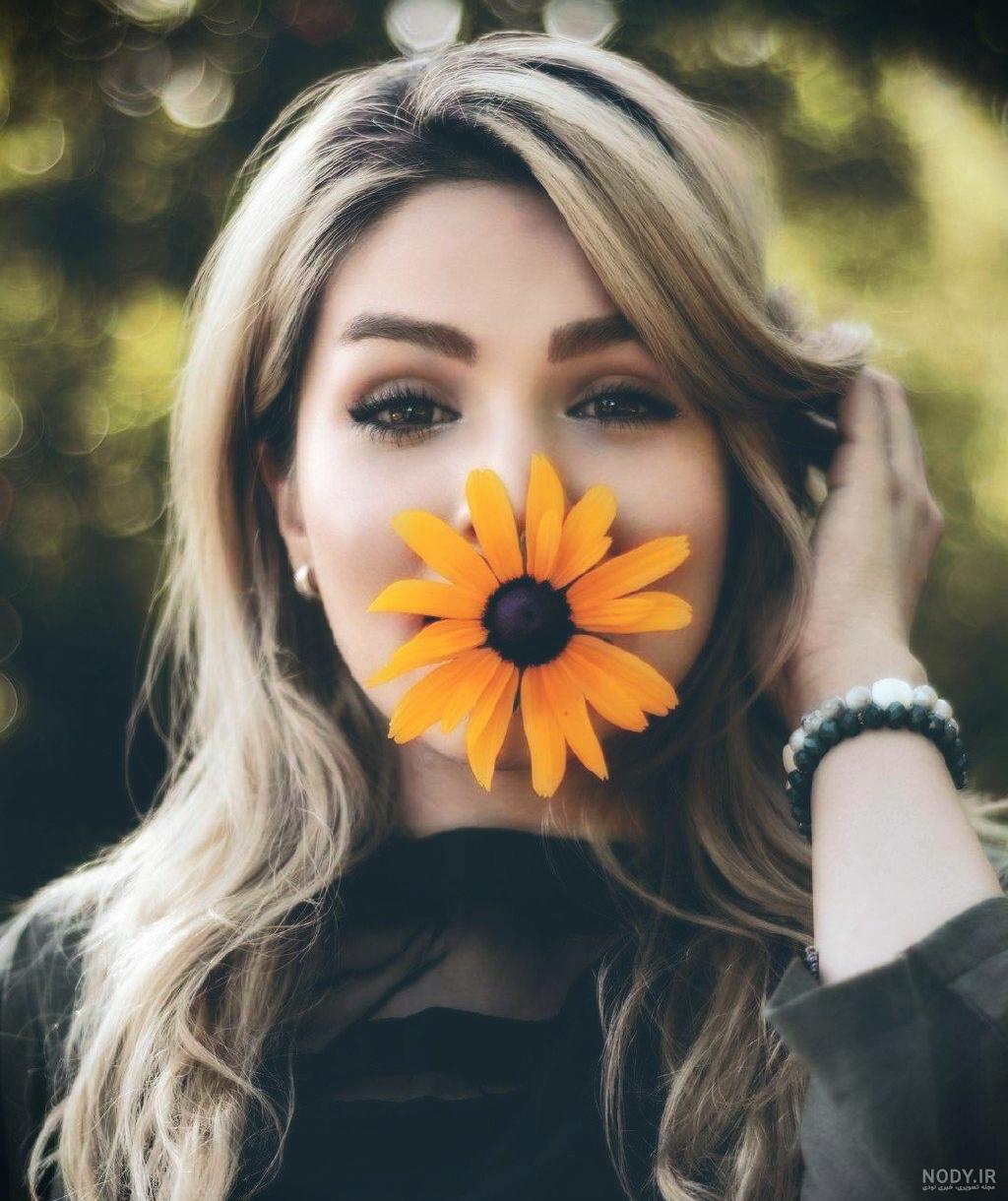 عکس زن خوشحال در حال خندیدن عکس زن خوشحال در حال خندیدن