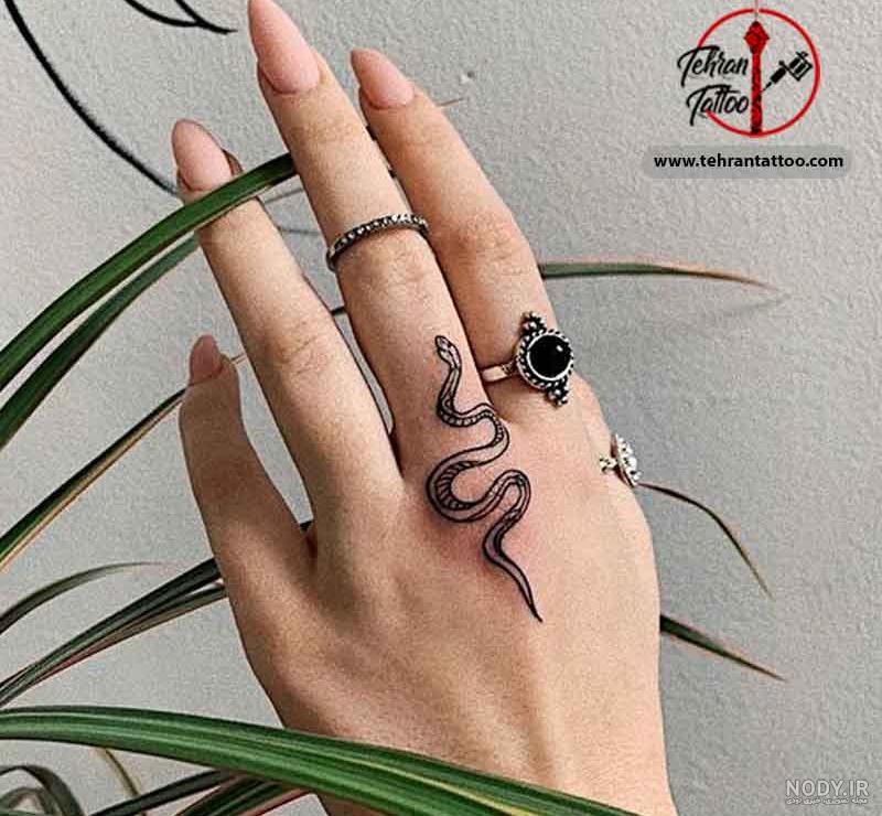 تاتو مار روی کمر