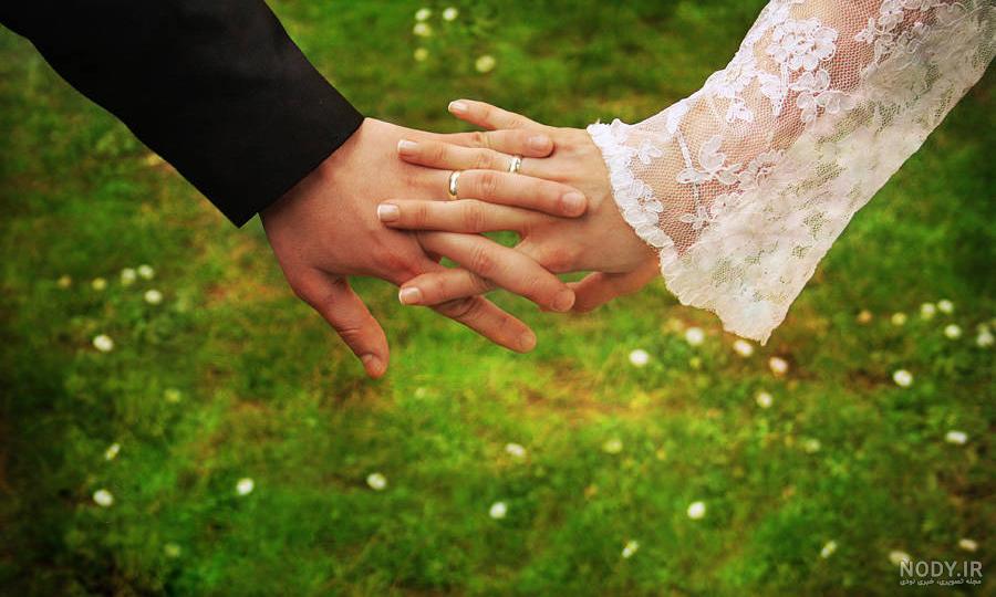 عکس دست دختر و پسر با حلقه نامزدی