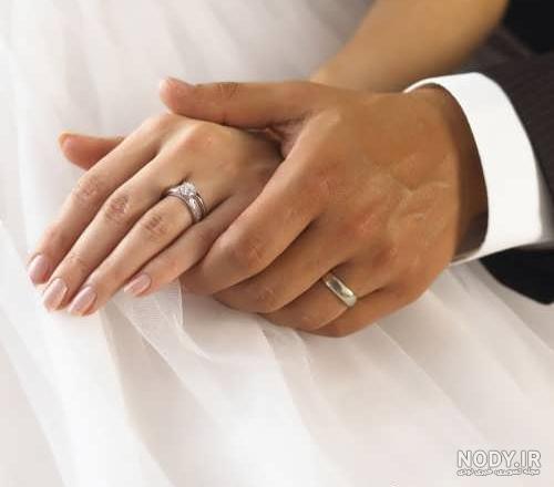 عکس دست عروس و داماد روی گل