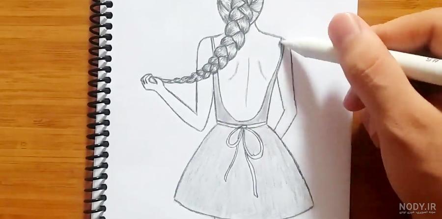نقاشی دختر از پشت سر