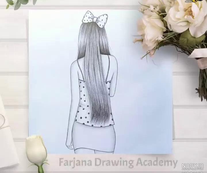 نقاشی دختر از پشت سر با مداد سیاه